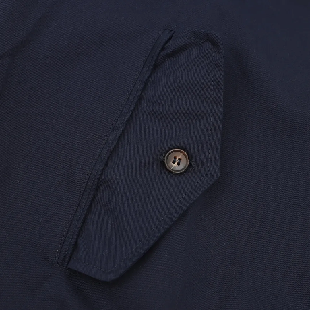 🅿️620 Ralph Lauren R23 White Lily Contract Men's Old Money Style Veteran Cadre Stand Collar Workwear Harrington Jacket Item No. RL12020 The fabric has a double-layer shin feel and is full of weight! It's not as heavy as a regular jacket, and the ordinary cotton material feels really different. This one is super comfortable, soft and stylish, and has a green plaid interior that has a retro movie fashion feel to it! The fit is loose but not baggy. The size is just right and not too picky. The dropped shoulder design modifies the shoulder shape without making it look bulky. This silhouette is a style that will never go out of style after being worn for a long time. The upper body is also very durable and recognizable. The loose and reasonable fit can be worn by both men and women, making it easy to create a clean and refreshing youthful look. The embroidery on the chest is all German Oman embroidery fiber with original data. The embroidery process is very particular. It uses Japanese Tajima machines to ensure exquisite three-dimensional embroidery. That is what I said is different from the ones on the market. Regarding the workmanship, the version is a loose version and can be used by boys and girls!! Color: Black Khaki Navy Size: M-XXL